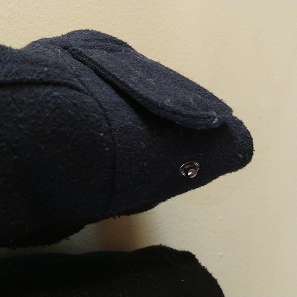 GUC. $$❤️❤️☘️Black hooded jacket two pockets in the front pre-owned. - Picture 5 of 7